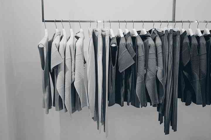 Ilustrasi gambar: sejumlah baju yang tertata rapi pada rak baju. | Dok. Stocksnap Via Pixabay. Com