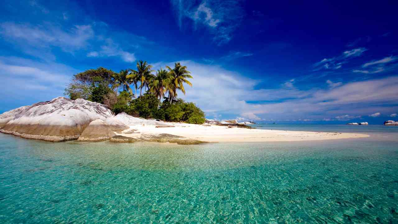 Keindahan pantai yang eksotis di pulau Belitung. Sumber foto: stock foto Canva