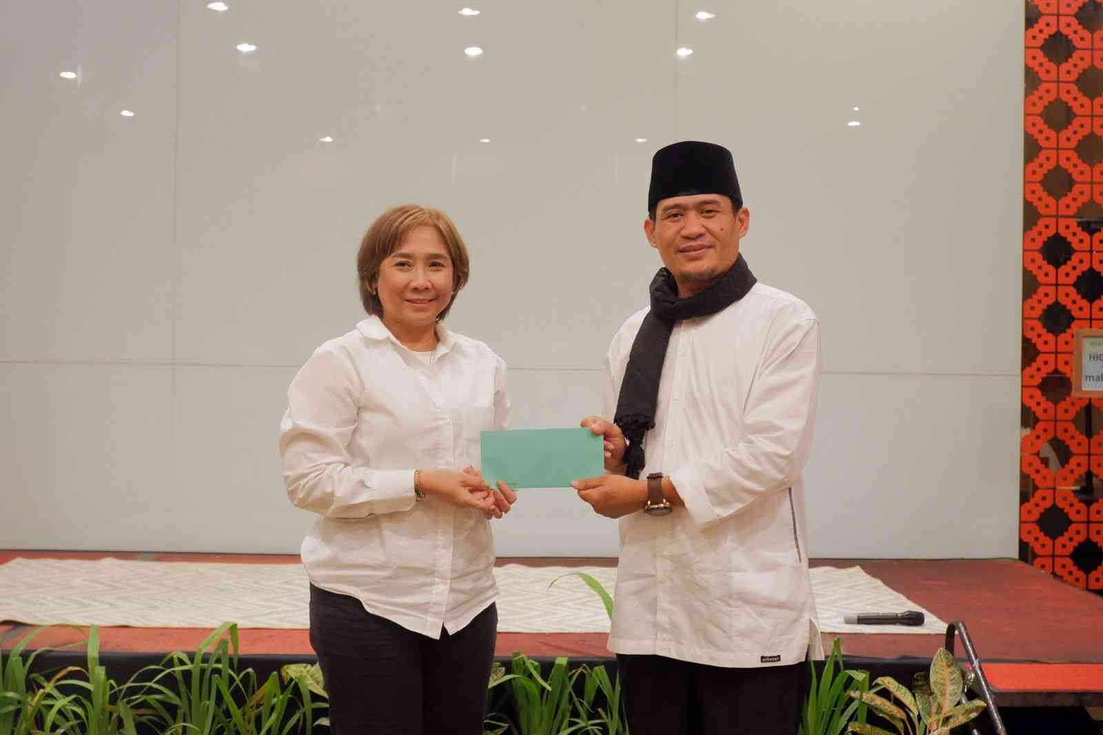 Linda Permatasari, SE. selaku Cluster General Manager KHAS Hotels Yogyakarta bersama Ustad Herianda Pimpinan Panti Asuhan Al Fallah, Dok. Pribadi