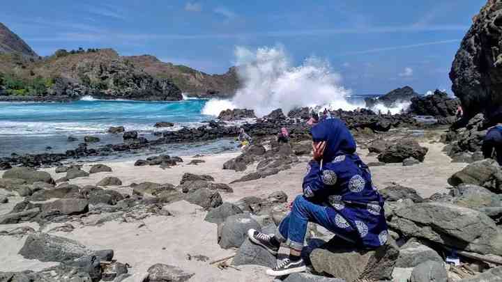 Adduuhhh,  pakai outfit lebaran yang gimana ntar nih?  - Putri sulung saya,  latar pantai Telawas Lombok. Dokpri