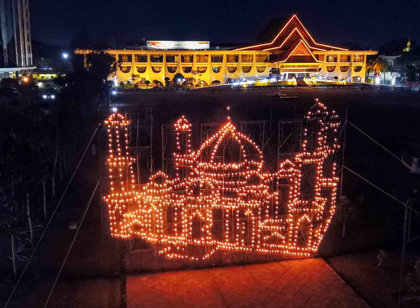 Image:  Lampu Colok yang Menyala di Depan Kantor Gubernur Riau malam 27 Ramadan (dokpri)