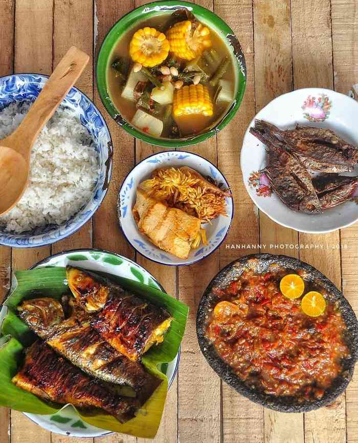 menu bukber dengan ikan bakar sayur asem, sumber foto: detik food.com