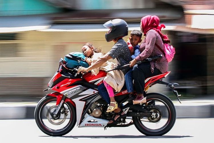 ilustrasi mudik dengan sepeda motor (Antara Foto/Rahmad via KOMPAS.com)