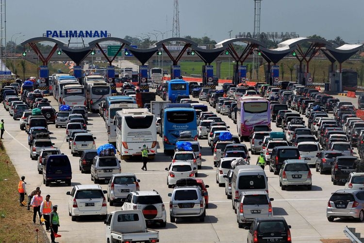 Ilustrasi kepadatan kendaraan saat mudik lebaran. (Foto: KOMPAS IMAGES/KRISTIANTO PURNOMO)