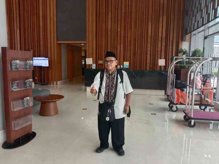 omjay menginap di hotel Santika