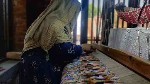 Seorang wanita dari Jammu dan Kashmir sedang membuat syal Kashmir. |  Sumber: jkpi.org