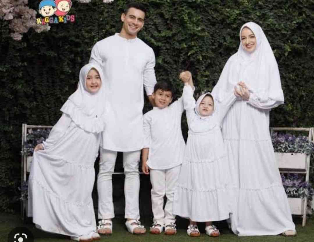 Contoh outfit lebaran seragam keluarga yang evergreen warna putih. Dok Adnara