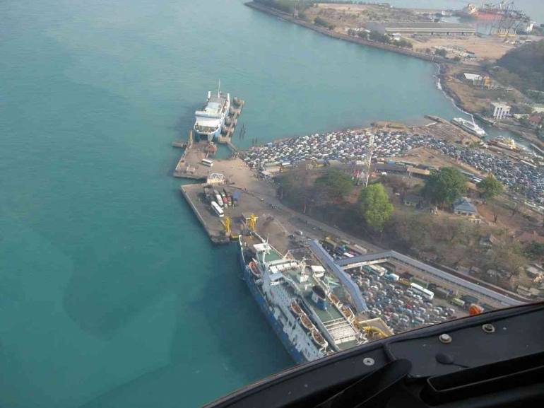 Pelabuhan Merak nampak dari udara (sumber gambar: wikipedia.org)Ā