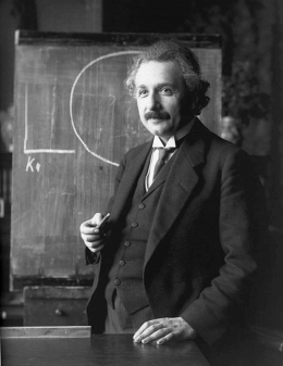 Albert Einstein di masa muda tahun 1921. Foto : Universal history archive via getty images. Difoto ulang Fahad Alshehri, flickr.com