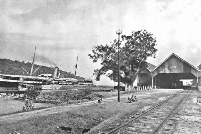 Pelabuhan Merak dan Stasiun Kereta Api antara tahun 1920 atau 1930 (sumber gambar: collectienederland.nl) 