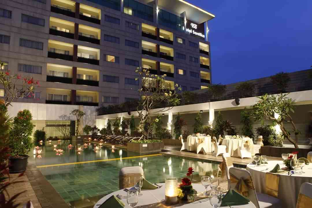 Swimming pool Santika Hotel Bogor di malam hari (Dok. Kompas Gramedia Group of Hotel Resorts)