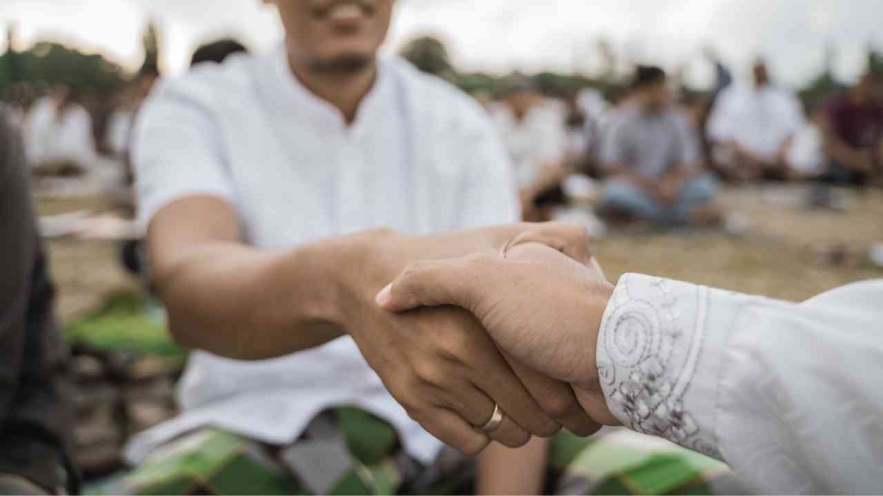 Ilustrasi saling memaafkan saat lebaran. Sumber foto: stock foto Canva