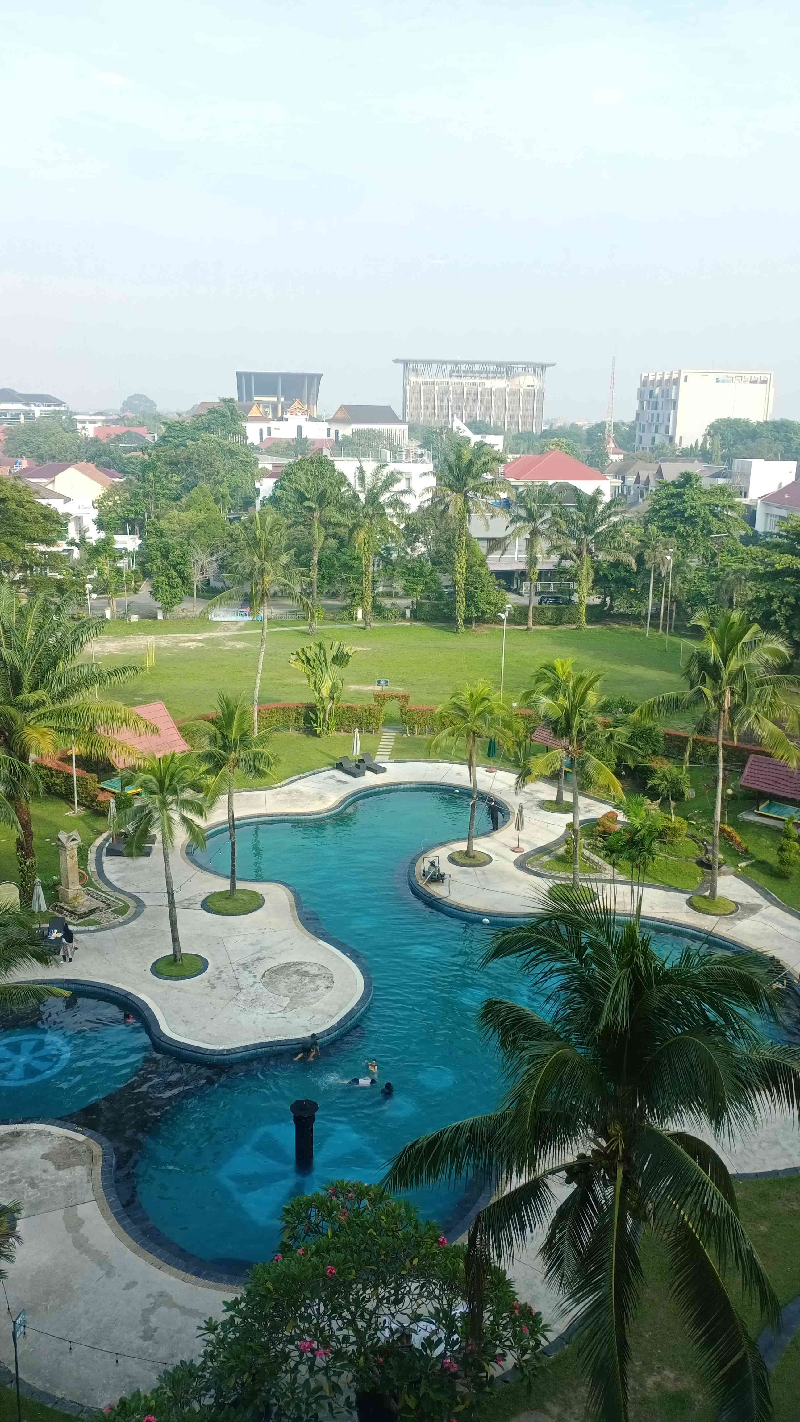 Kolam renang sebagai salah satu fasilitas hotel. Foto: Sofiah.