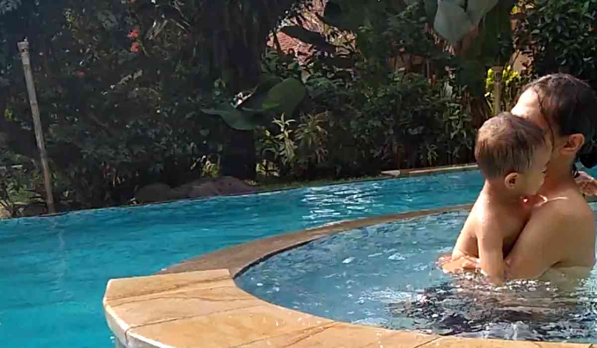 Berendam di Kolam Renang Hotel / Dokpri