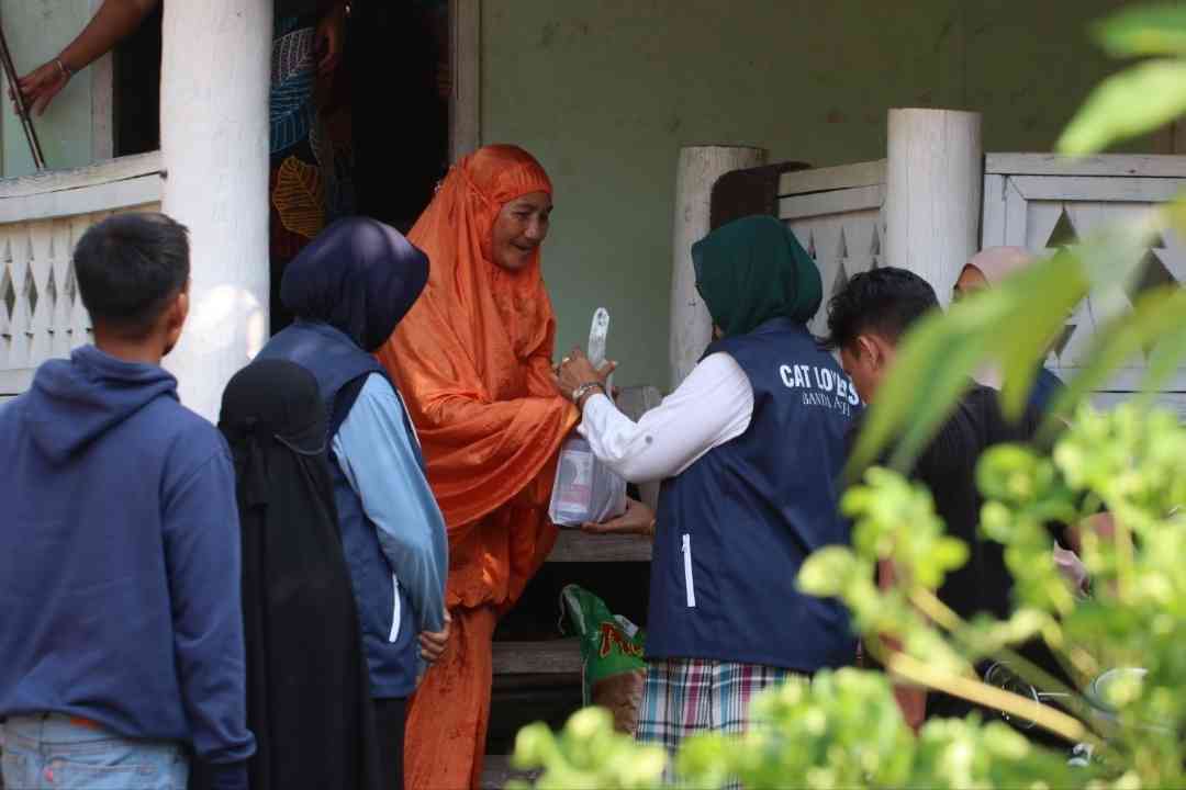 Relawan CAT Lovers Banda Aceh memberikan bantuan sembako kepada seorang nenek lansia di Gampong Jawa, Kec. Kutaraja, Kota Banda Aceh. (Dokpri)