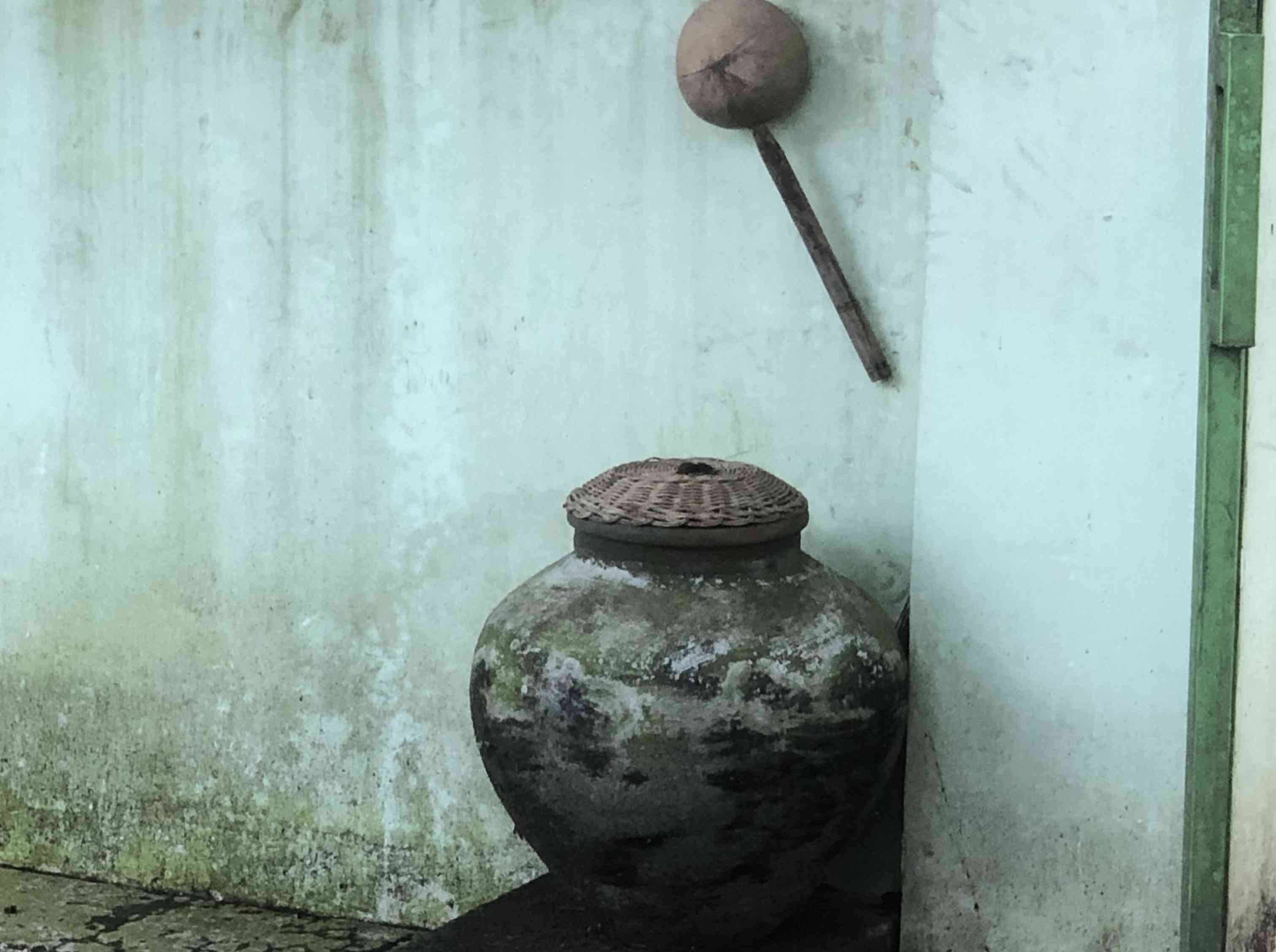 Menjaga kebersihan sebelum masuk Saung (Dokpri)