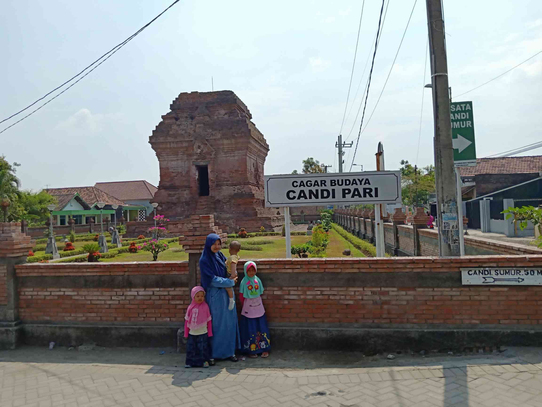 Di depan Candi Pari (dok. pri).