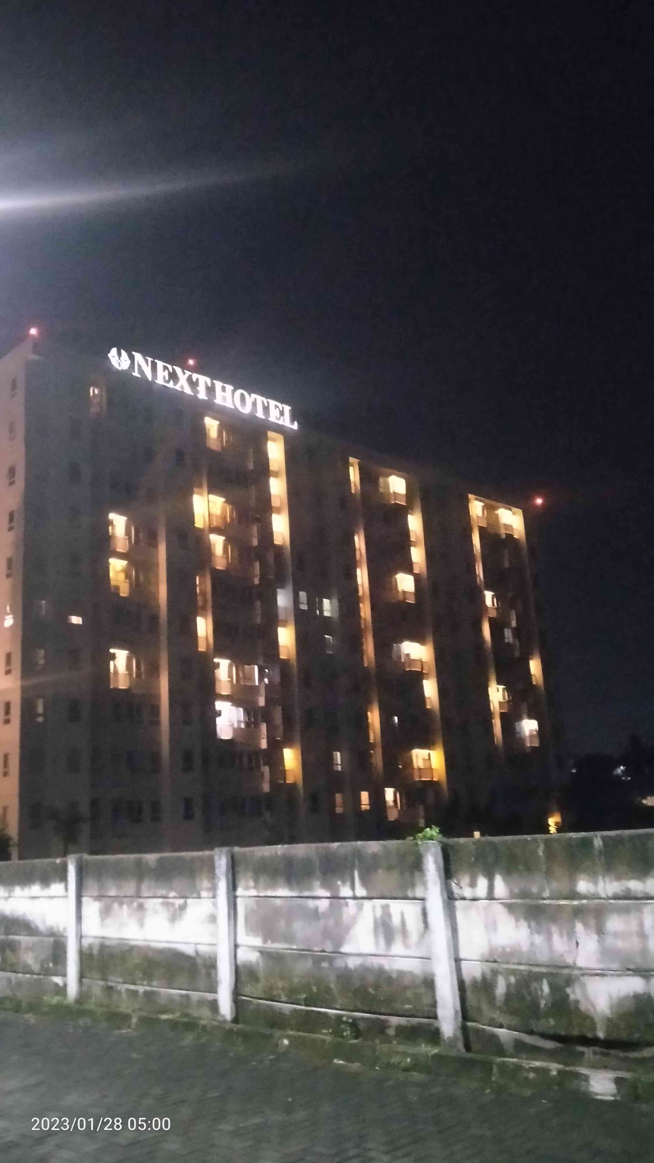 Hotel Next Yogyakarta pada malam hari (foto dokpri)