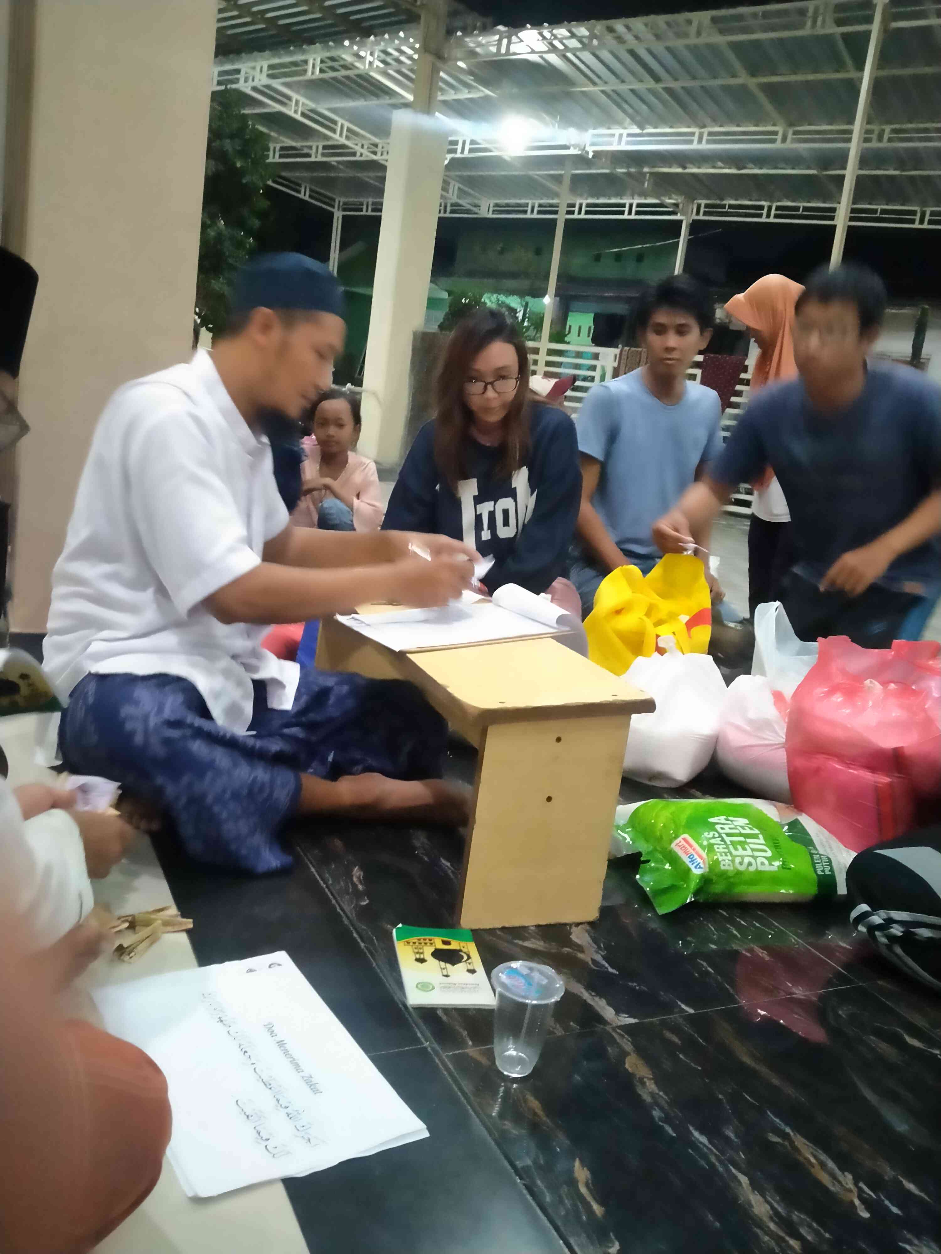 Amil Zakat Masjid Al Hibah sedang menerima zakat fitrah dari warga (Foto: Dok pribadi)