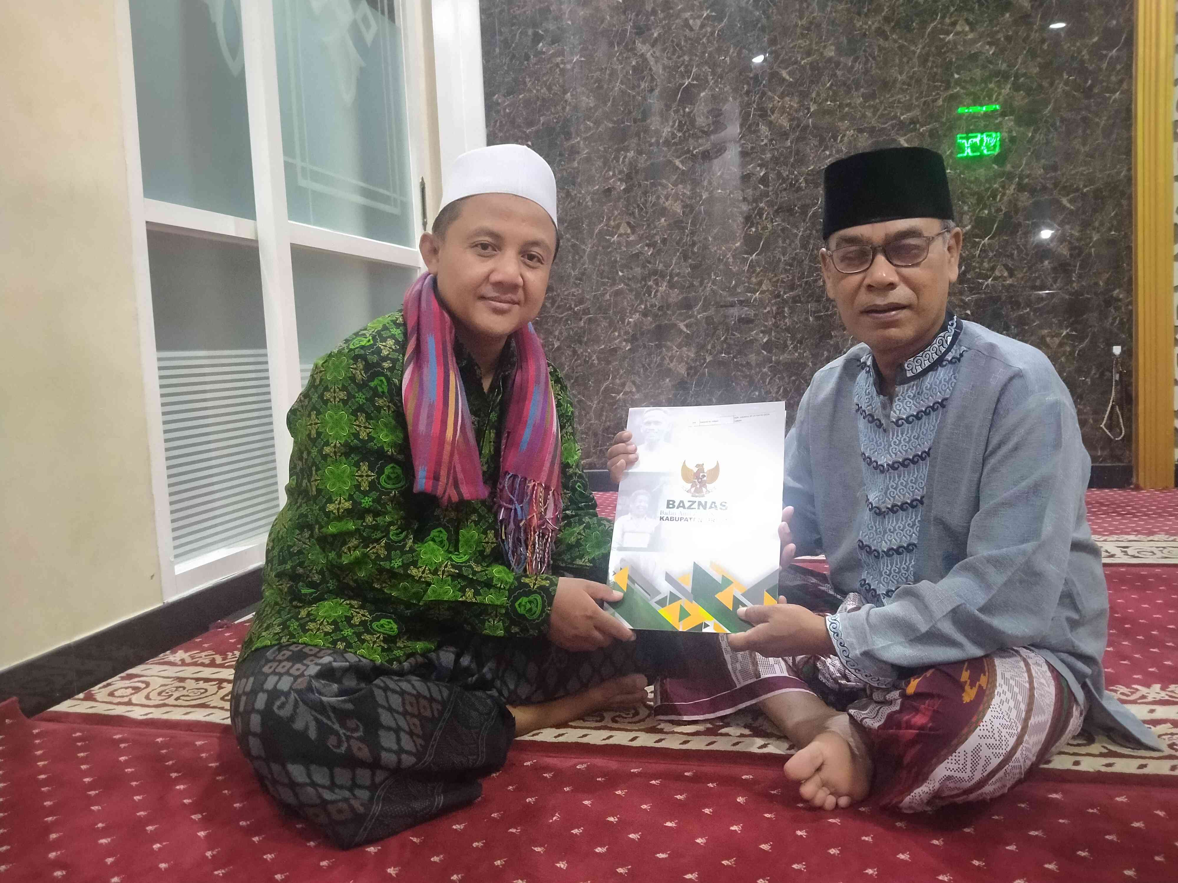 Petugas BAZNAS Kabupaten Gresik menyerahkan SK Amil Zakat (Foto dok pribadi)