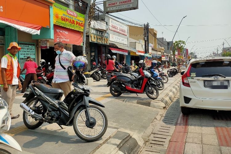 Sepeda motor hingga mobil parkir di atas trotoar dan bahu jalan di kawasan City Walk Malioboro Jalan A. Yani, Kota Tegal, Jawa Tengah, Rabu (24/8/2022). (Kompas.com/Tresno Setiadi)