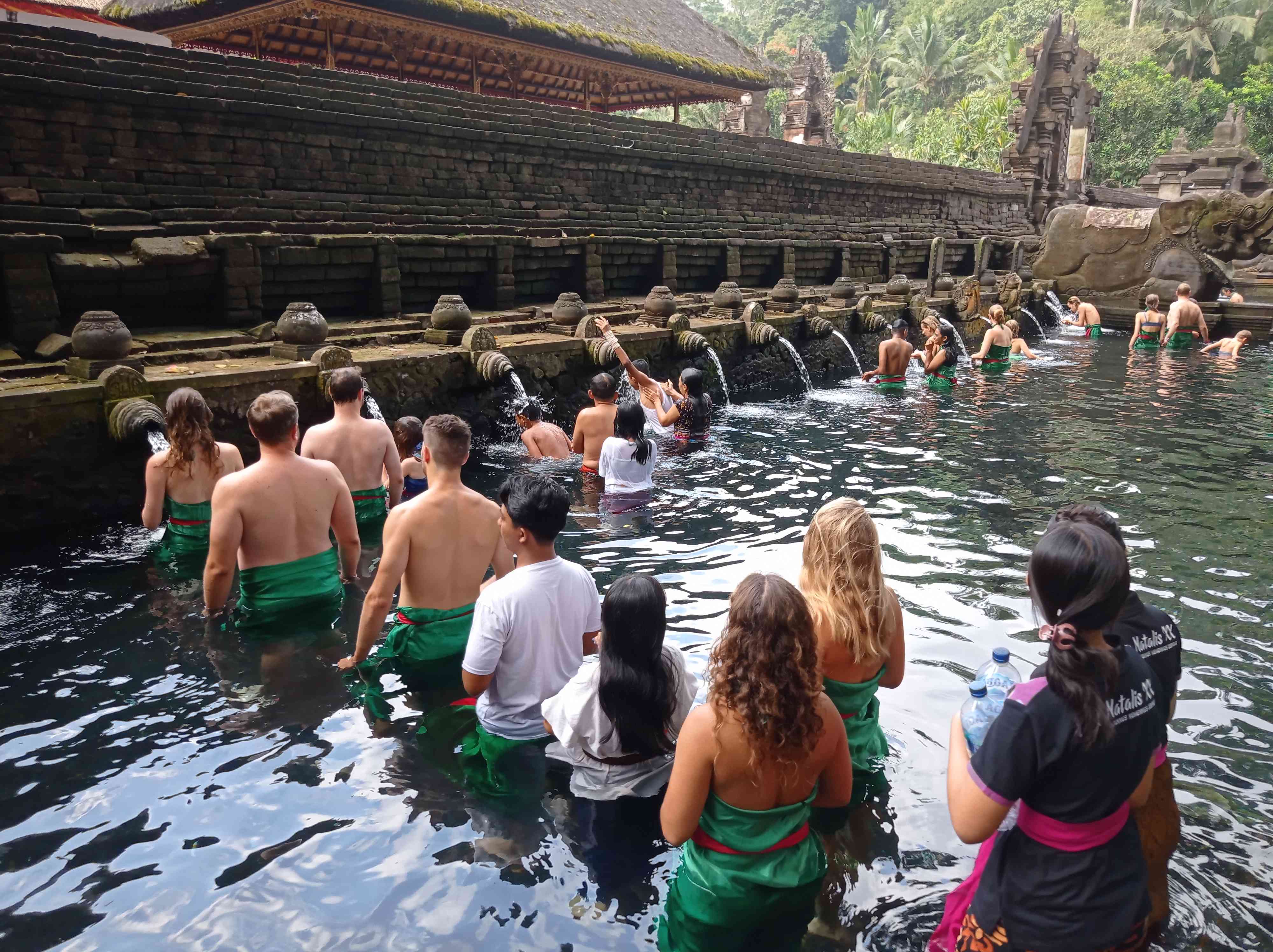 Melukat di Pura Tirta Empul (Pic. Dok Pribadi Endah Kurnia Wirawati)