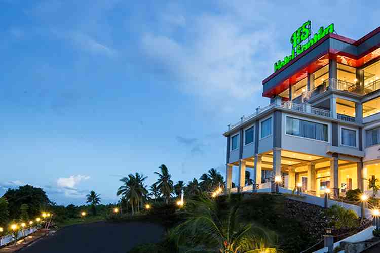 Hotel Santika (Sumber: kompas.com)