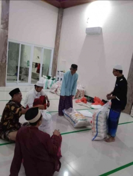Pengepakan beras dilakukan panitia ZIS(dok DKM Nurul Huda)