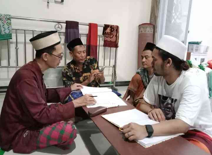 Panitia ZIS sedang berdiskusi tentang besaran jumlah zakat yang telah diterima(dok DKM Nurul Huda)