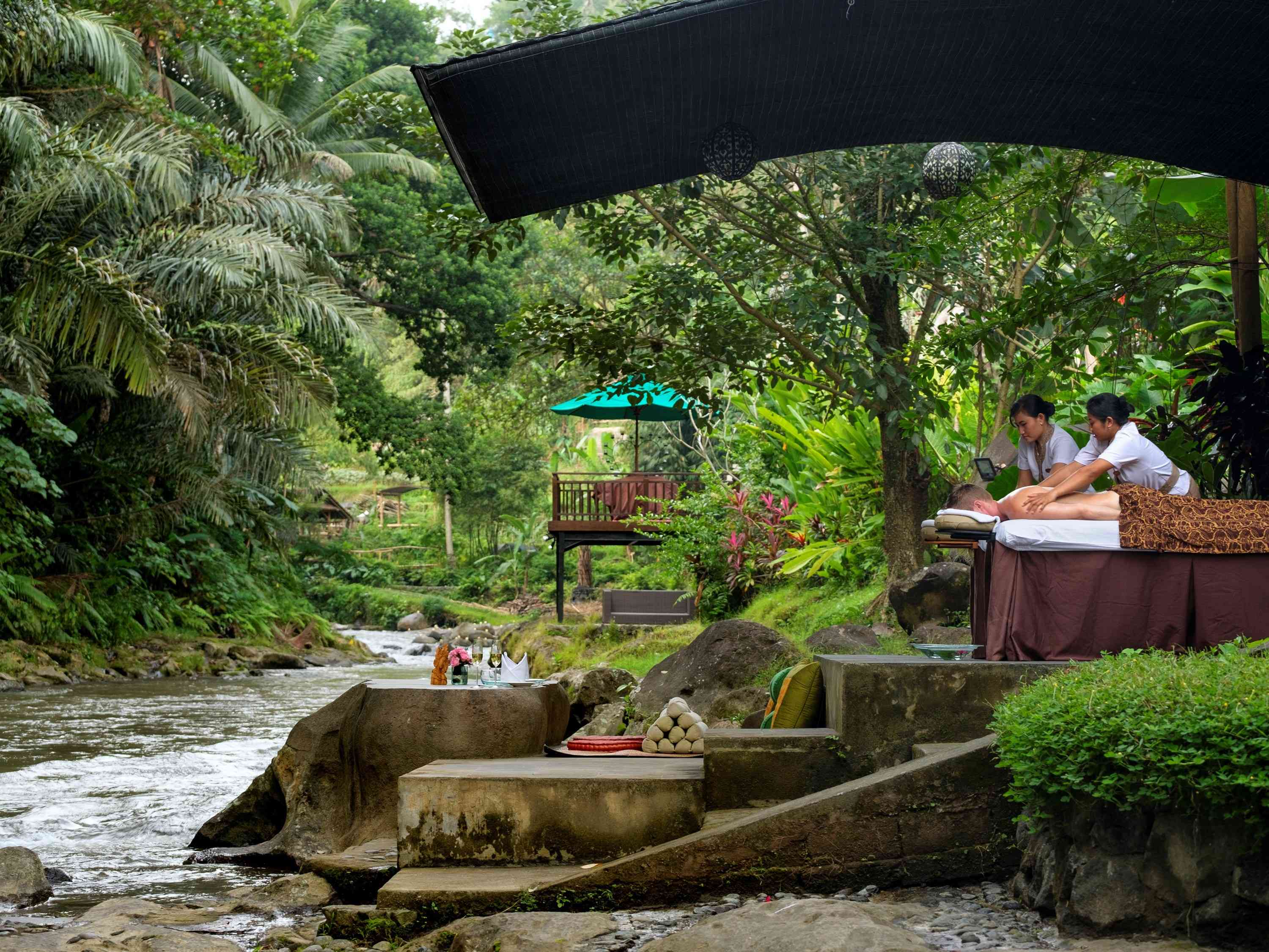 Spa di tepi sungai. (sumber: https://thesamayabali.com/)