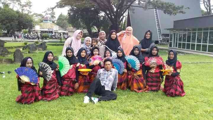 berpose bersama di taman prasejarah leang-leang maros, sumber foto; dokpri