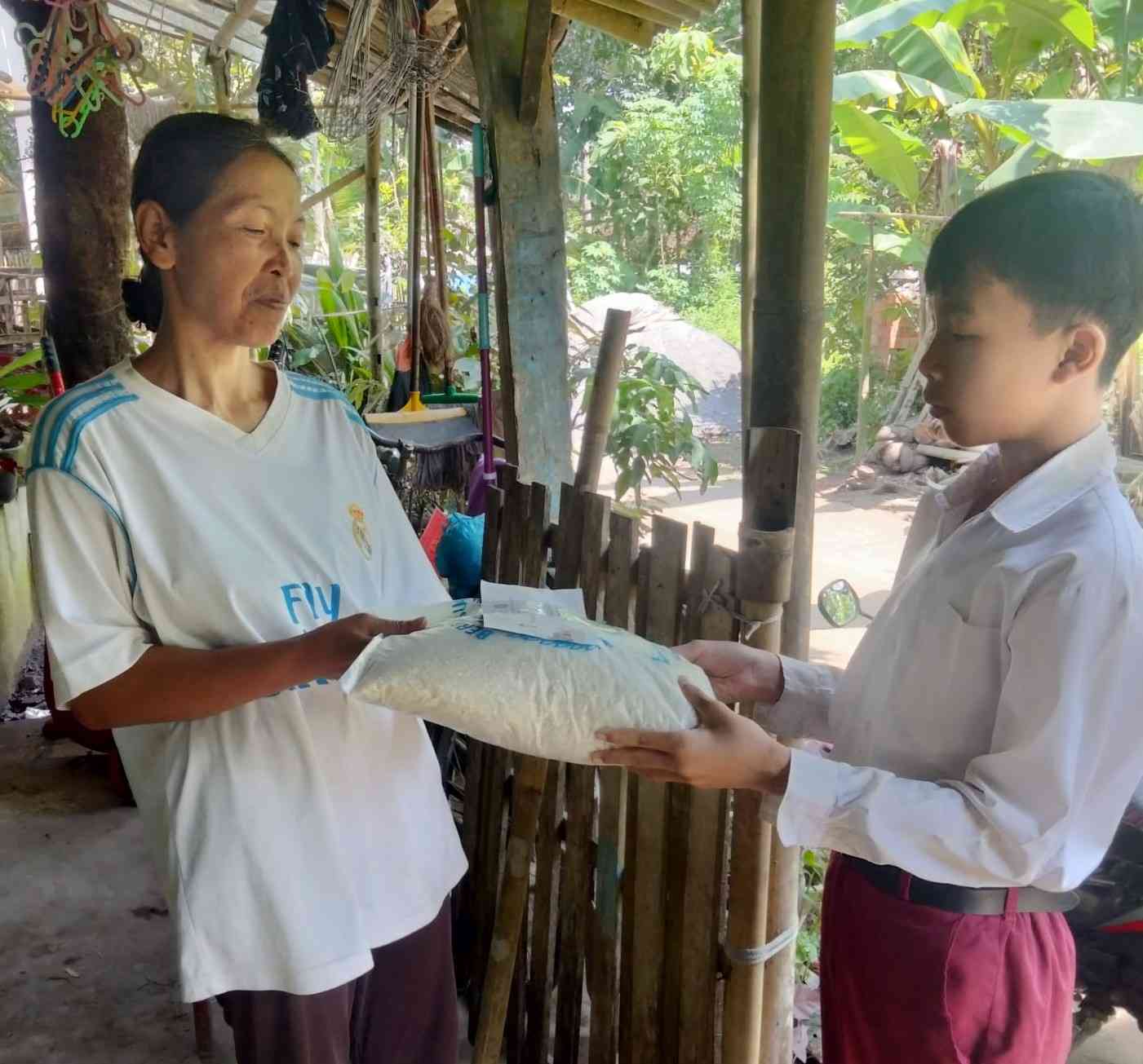 Siswa SDIT Larish Magelang membagikan zakat fitrah di lingkungan sekolah.| Dok SDIT Larish Magelang