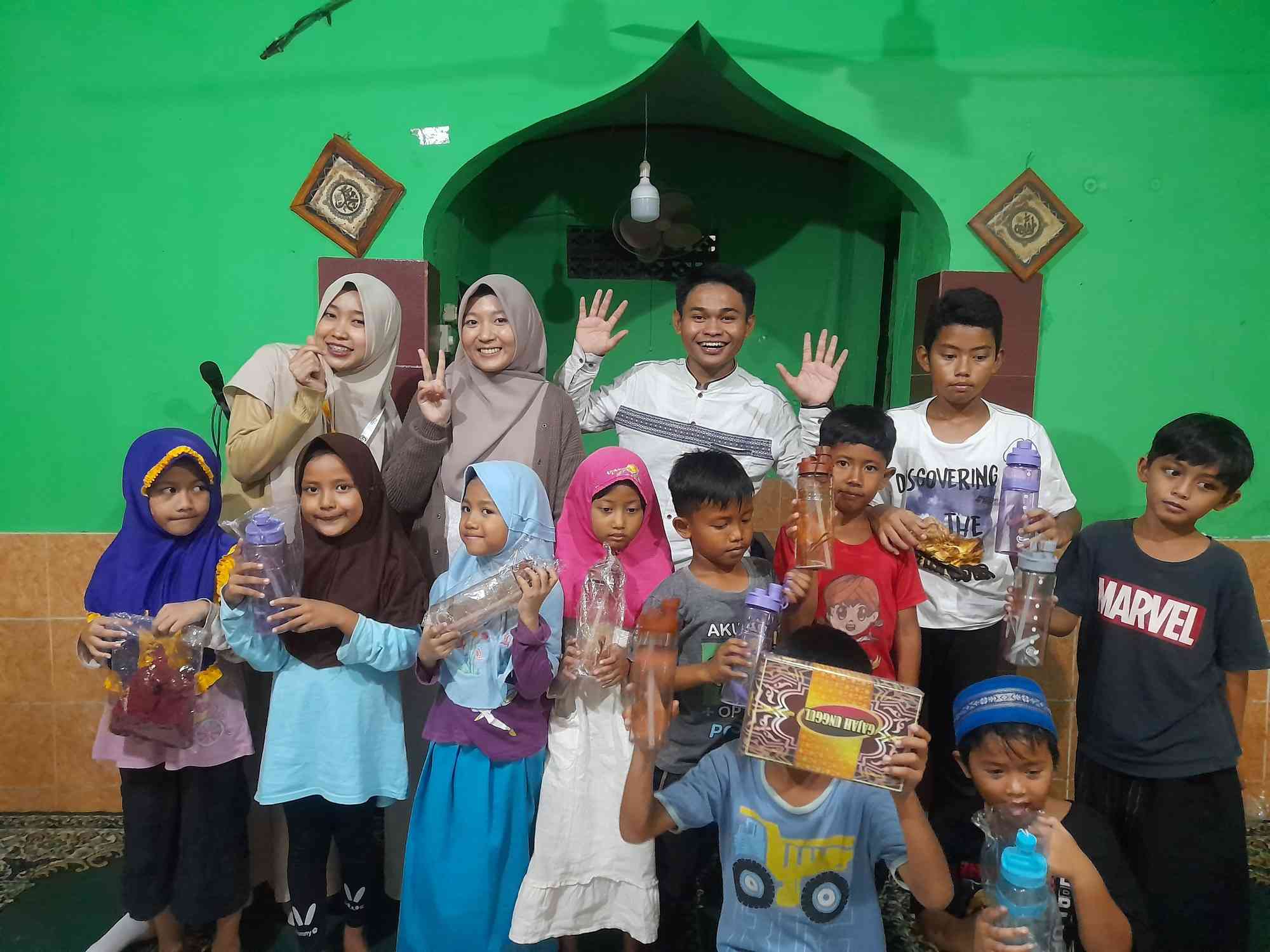 Sesi dongeng dan bermain bersama anak-anak Kampung Pemulung di Musholla setempat./MedKre