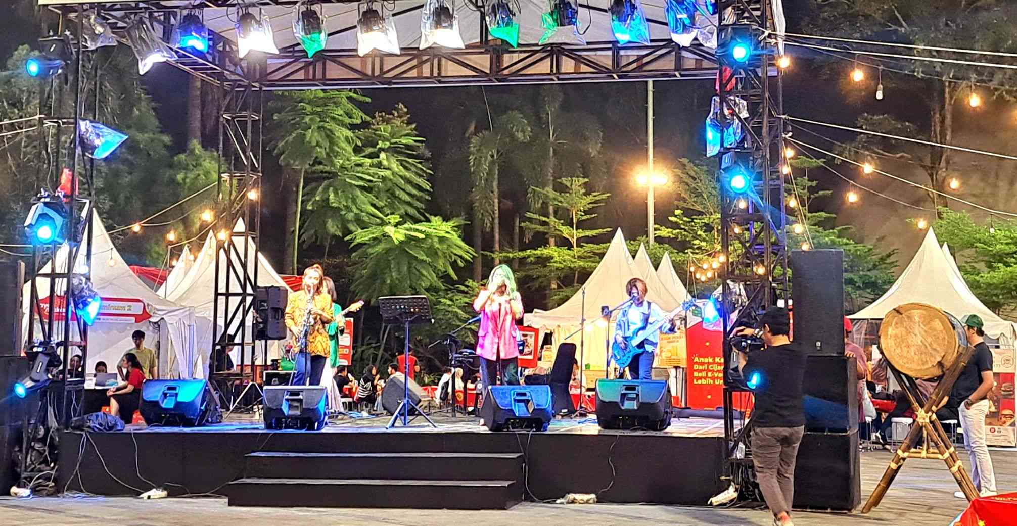 BukBer hemat sambil diiringi live music (dokpri)