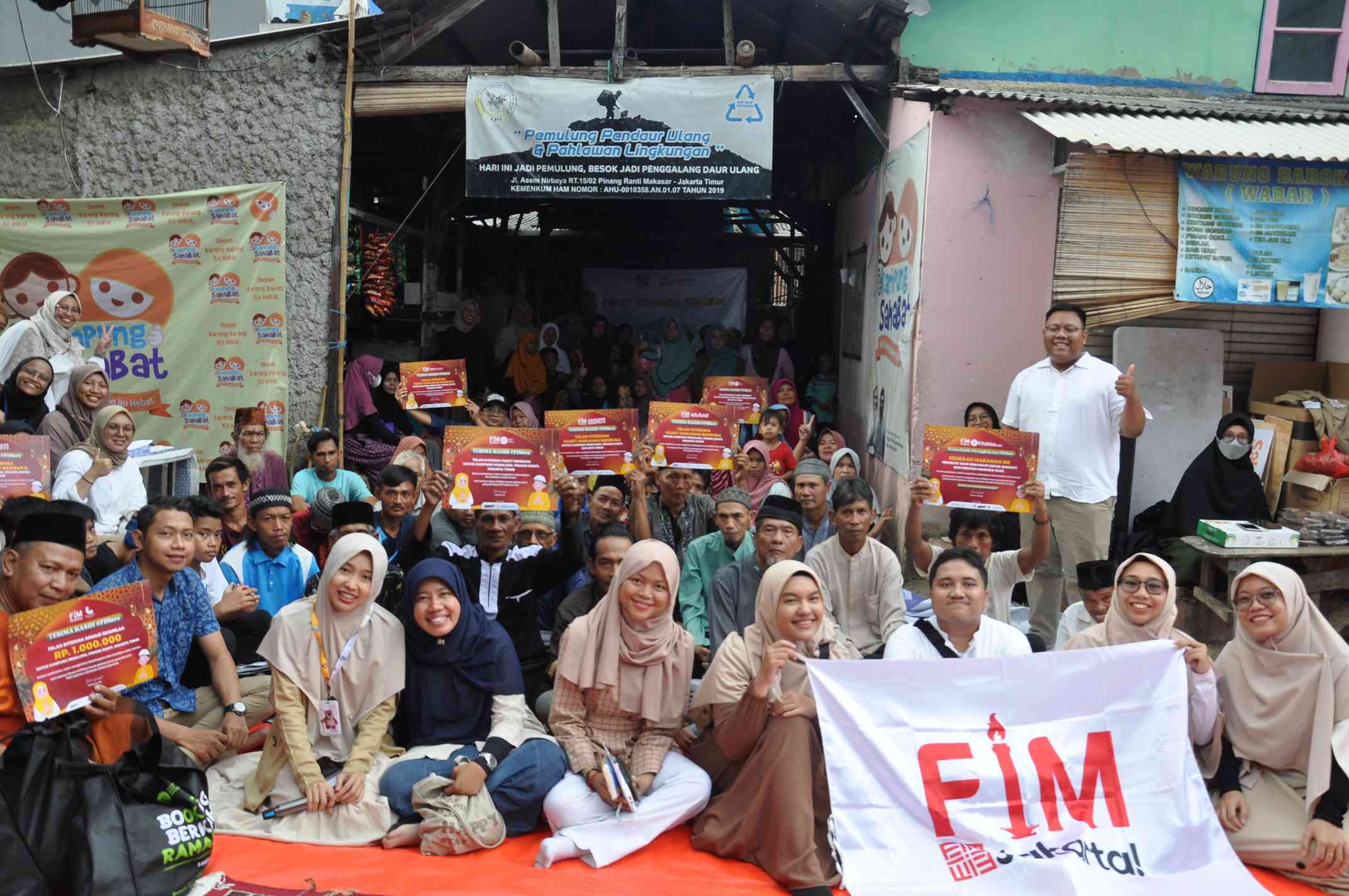 FIM Jakarta bersama para warga Kampung Pemulung, Pinang Ranti, Jakarta Timur pada Sabtu (15/4)./MedKre