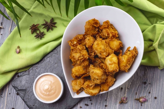 Ilustrasi ayam goreng tepung bumbu kunyit (Freepik)