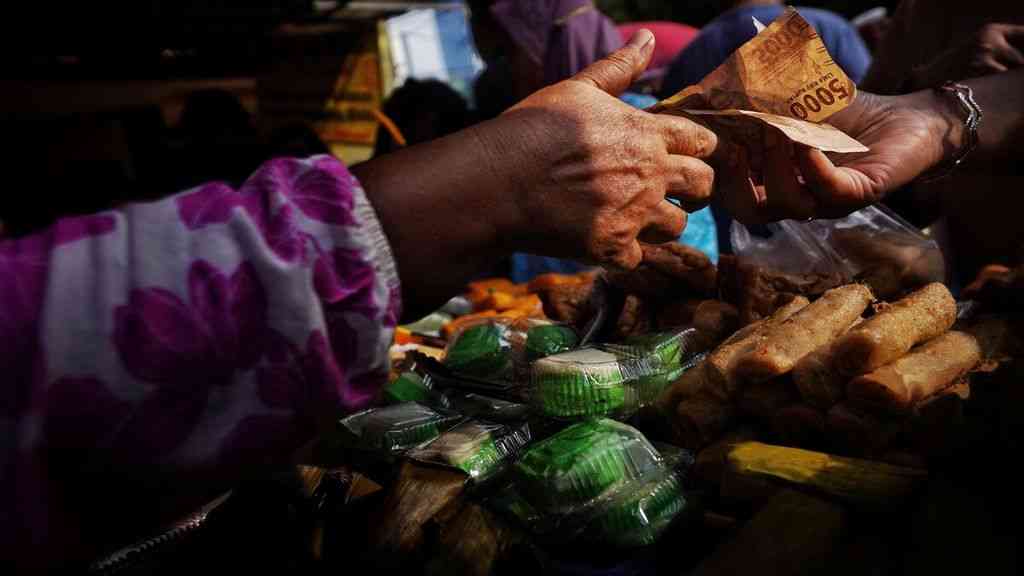 Pedagang penjual takjil menggerakkan perekonomian (sumber: kompas.id)