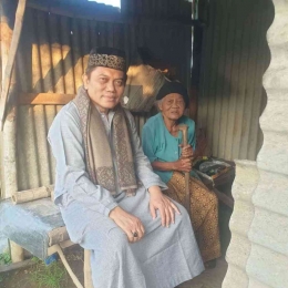 Ketua IKADIN Sidoarjo Andry Ermawan,SH Bersama Mbah Karsini di Desa Sawohan/Foto by Andry