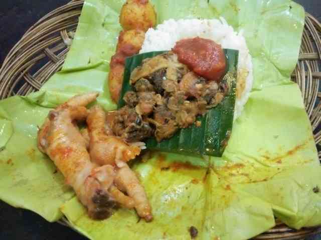 Nasi lauk kerang dan ceker (Sumber: Dokumen pribadi) 