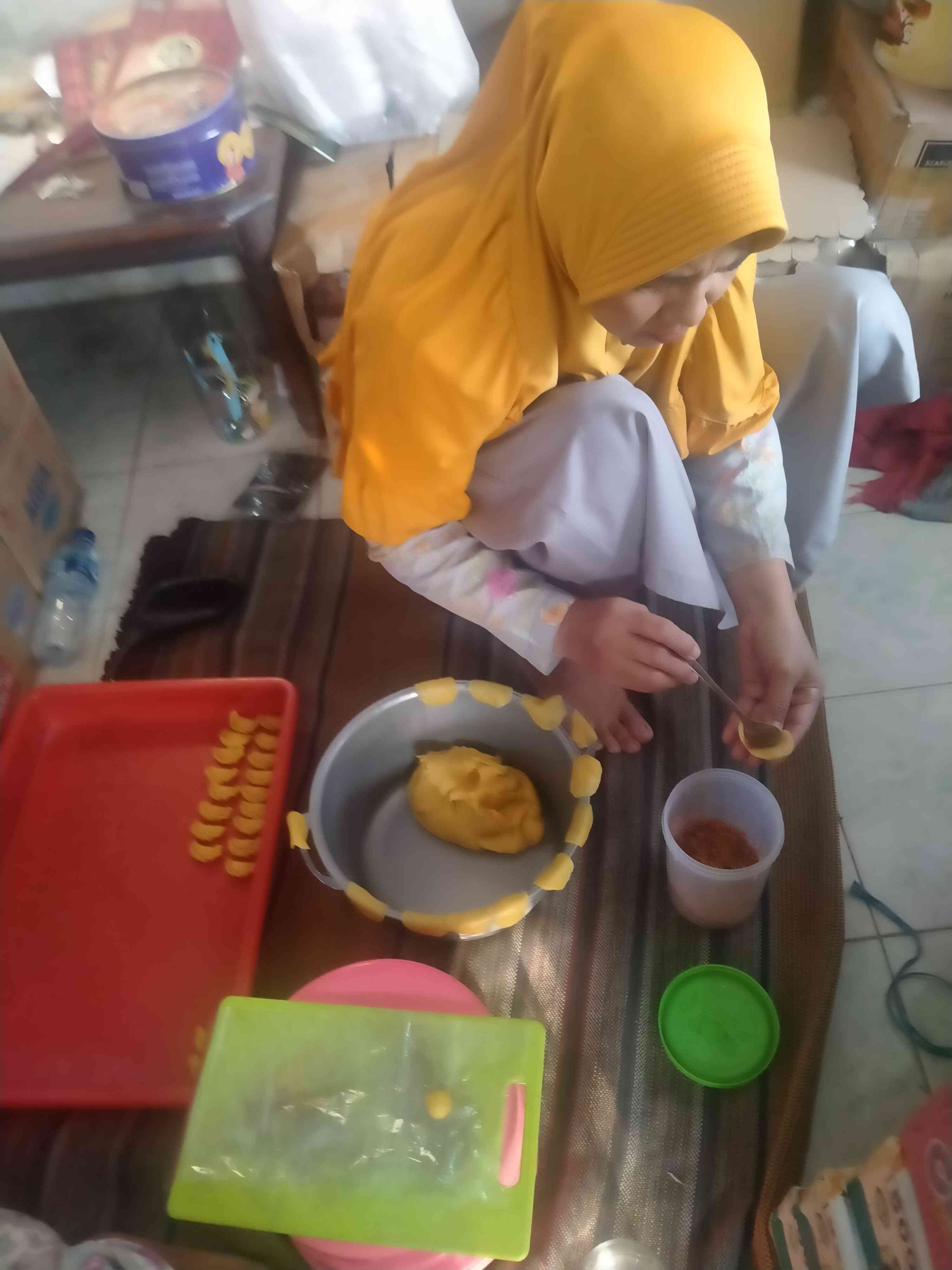 Istri sedang membikin kue pastel (foto dokpri)