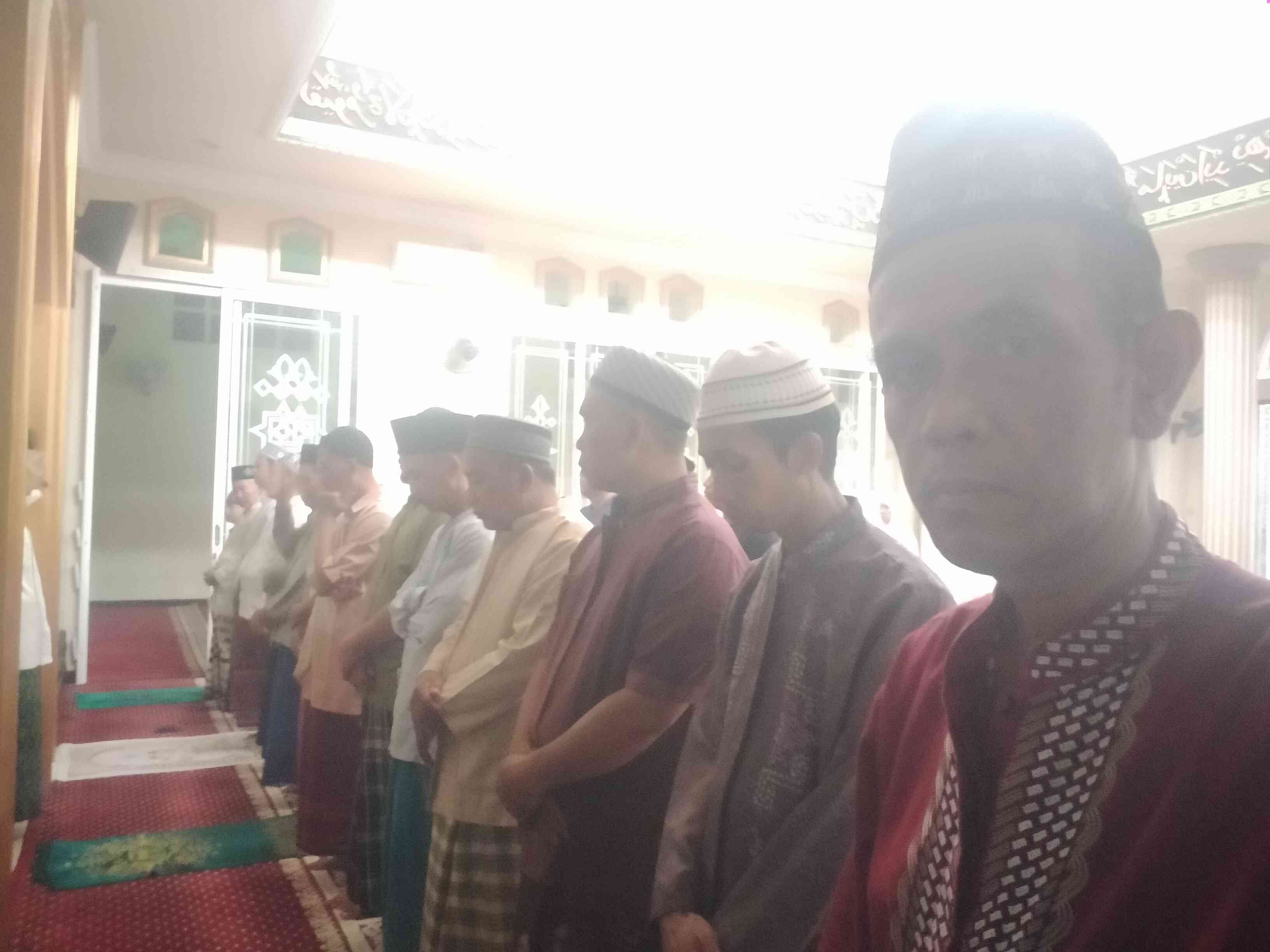 Persiapan sebelum salat gerhana matahari di masjid Al Hibah siang hari ini - dokpri