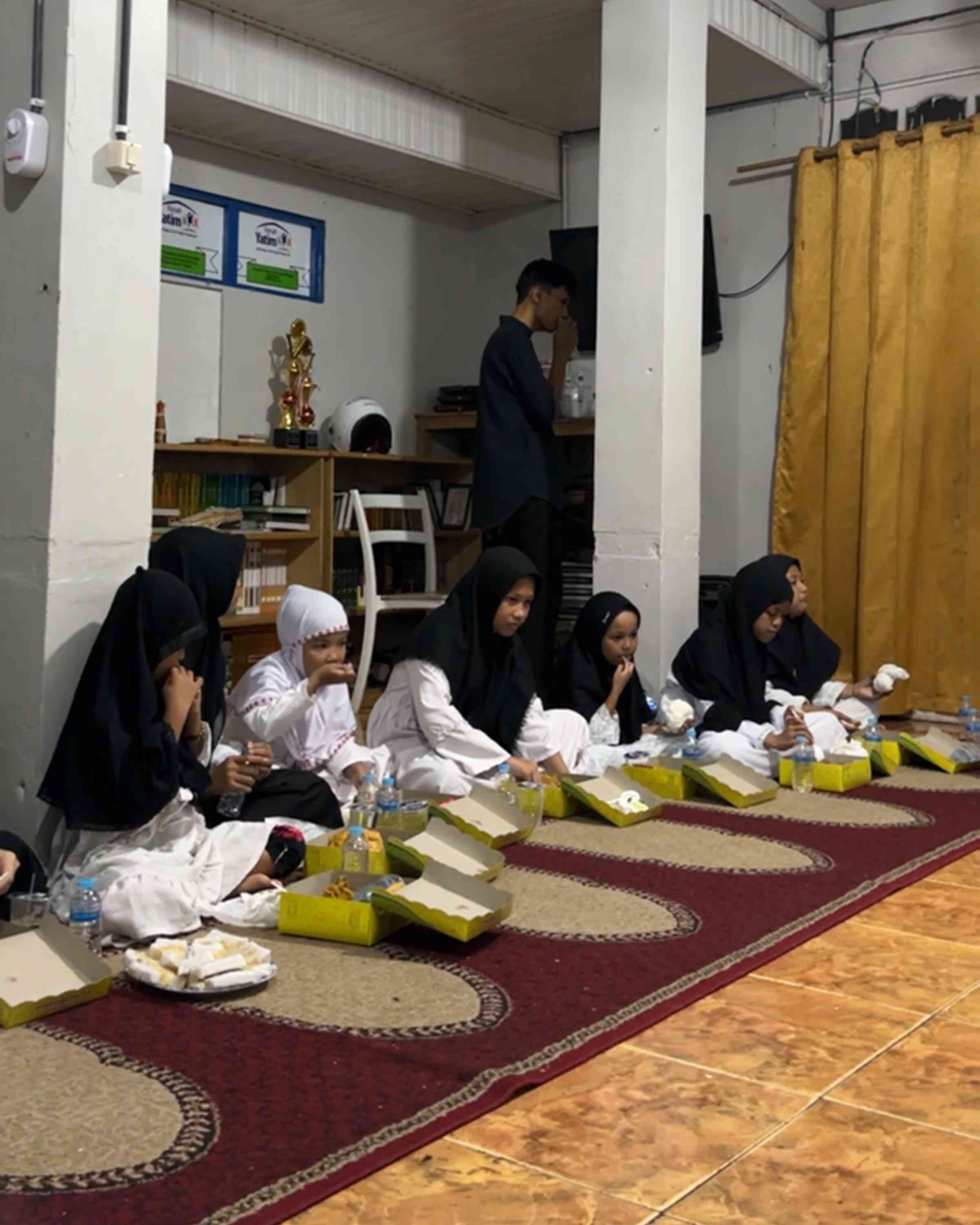 Dengan biaya tak seberapa, kami bisa berbuka puasa bersama anak-anak yatim. (sumber: dokumentasi pribadi)