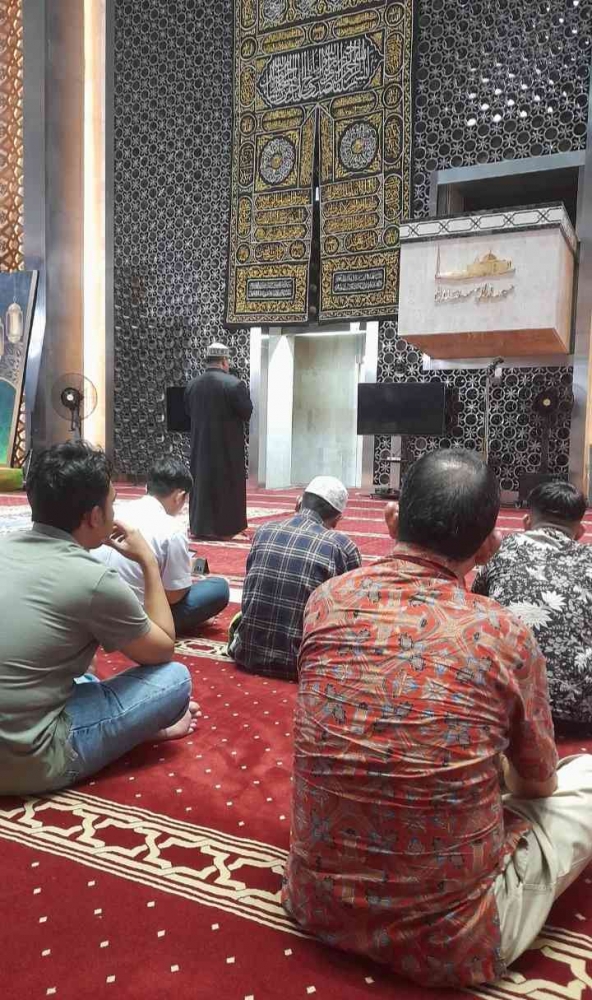 Nyimak suara adzan dari muazin Masjid Istiqlal (dokpri)