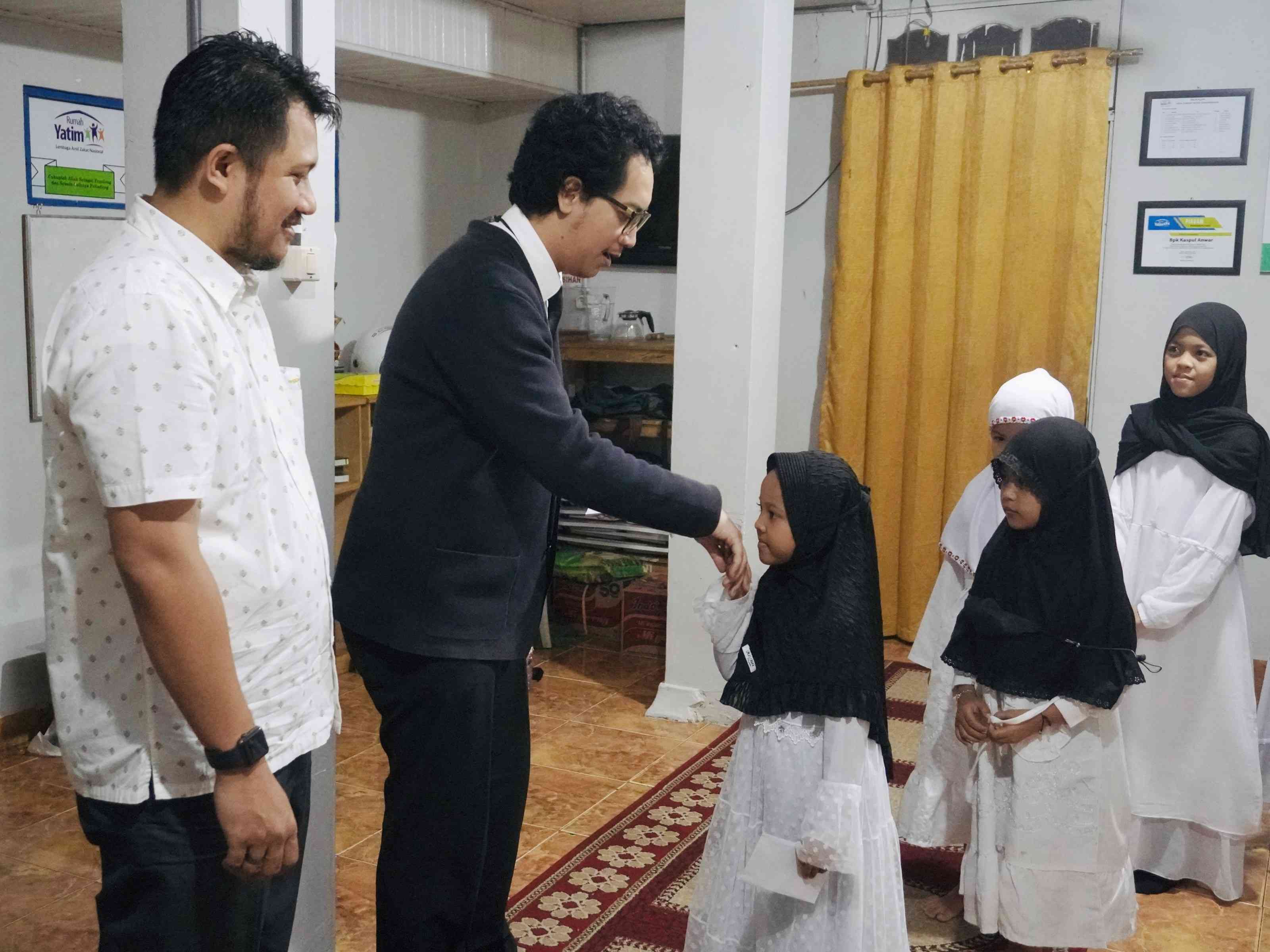 Dengan berbagi, kita bisa berharap mustajab doa dari anak-anak yatim. (sumber: dokumentasi pribadi)