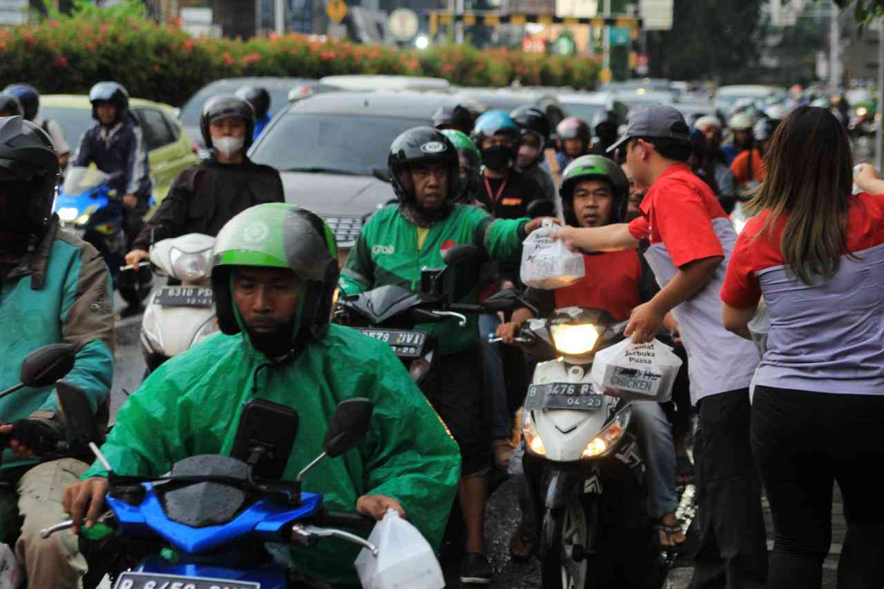 JNE Berbagi Takjil Gratis kepada pengendara kendaraan (foto:JNE)