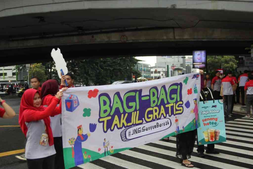 Program bagi-bagi bingkisan takjil bersama JNE dan Wahyoo (sumber foto : JNE) 