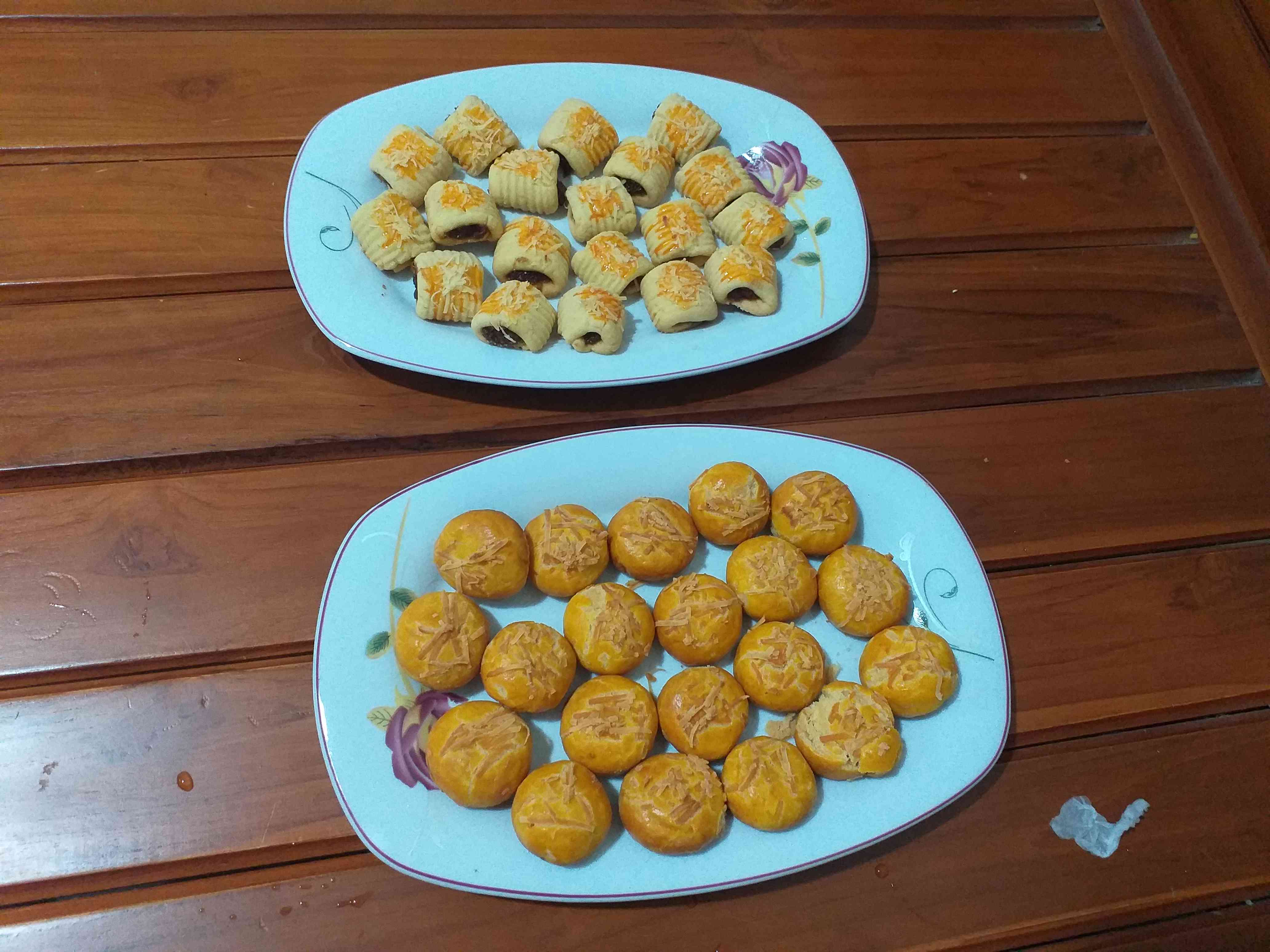 Image; Kue Nastar Keju Bentuk Bola & Persegi yang baru dihidangkan dari oven (Dokumentasi Pribadi).