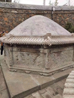 Salah satu makam kasim di Makam Tian Yi. Sumber foto: Lili