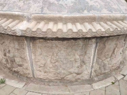 Relief pada makam yang menggambarkan cerita rakyat. Sumber foto : Lili