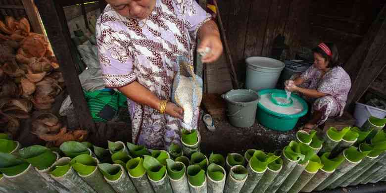 Proses memasak Lamang/ foto: Travel Kompas/kompas.com